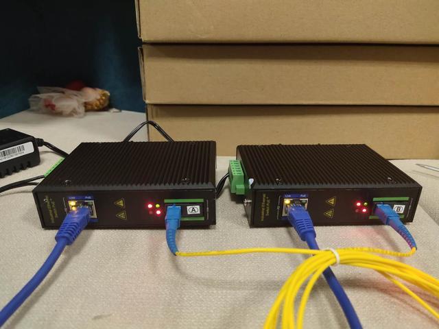 a端 导轨安装非网管型工业级光纤收发器,采用单纤模式,利用一根纤芯